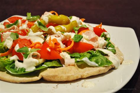 Salatpizza gemischter Salat auf Pizzabrot Küchenzaubereien
