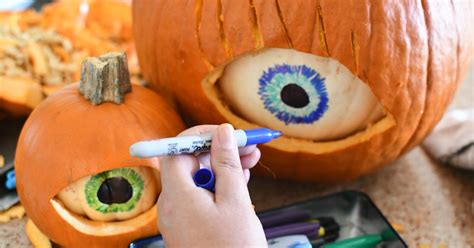 Cool Spooky Eyeball Pumpkins Unique Pumpkin Carving Idea Hip2save