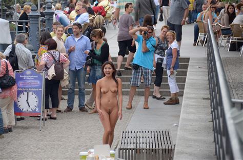 Naked Babe In A Crowded Public Area Foto Porno
