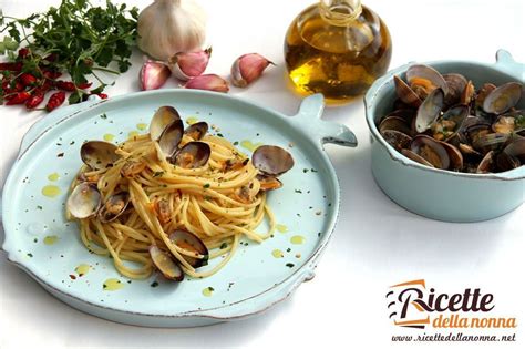 Gli spaghetti alle vongole sono un classico intramontabile della tradizione gastronomica partenopea ma, anche un piatto simbolo della cucina mediterranea nel mondo. Spaghetti alle vongole veraci | Ricette della Nonna