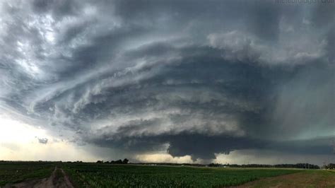 Potentially the most dangerous of the convective storm types. Hypnotizing mothership supercell grows in Nebraska on video - Strange Sounds