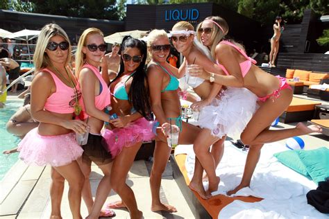 Bachelorettes Partying At The Pool With Dj Que Las Vegas Bachelorette Party Bachelorette