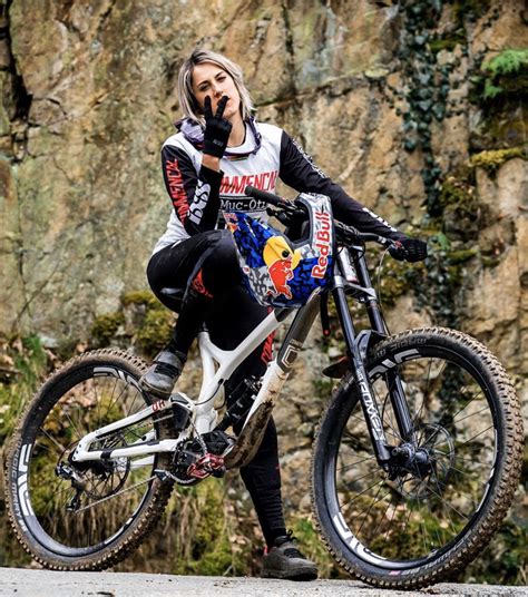 Pin By Jaime Restrepo On Bellas Mountain Bike Girls Mountain Biking Women Downhill Bike