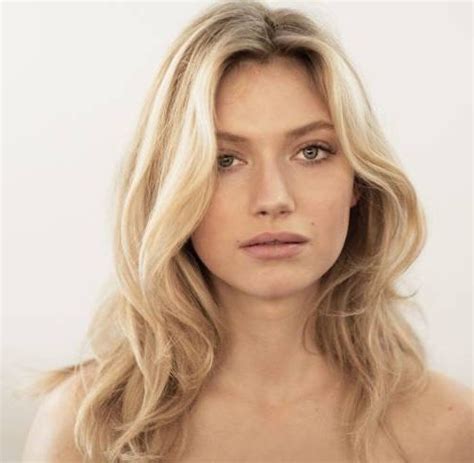 Imogen Poots Blonde Wavy Hairstyle Casual Careforhair Co Uk