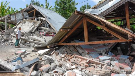 Gempa bumi biasa disebabkan oleh pergerakan kerak bumi (lempeng bumi). Fakta Gempa Bumi Lombok | Buletinonlines.net