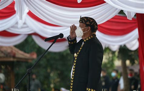 Presiden Jokowi Pakai Baju Adat Baduy Gubernur Banten Ada Sistem