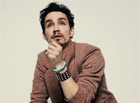 Robert Sheehan Height Weight And Body Measurements