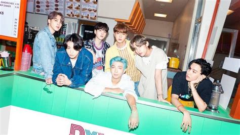 Bts udh comeback lagi nih dengan lagu baru mereka yang berjudul 'dynamite' yang dirilis pada hari jum'at (21/08/2020) pukul 13:00 waktu korea selatan atau pukul 11:00 wib. Lirik Lagu Terjemahan Dynamite - BTS