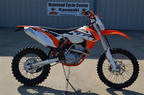 This week brian capper rides the brand new ktm 350. 2012 KTM 350 XCF-W - Moto.ZombDrive.COM