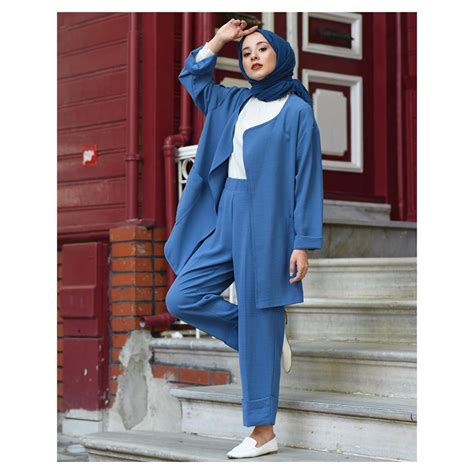Limage Contient Peut Tre Une Personne Ou Plus Et Personnes Debout Hijab Fashion Instagram