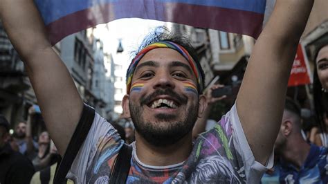 Istanbul Polizei löst Gay Pride Parade mit Tränengas auf DER SPIEGEL