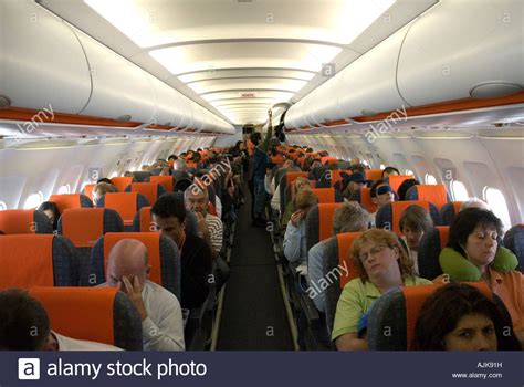 We're here to help from 8am to 8pm gmt. Innere des Easy Jet Easyjet Flugzeug Flugzeug mit ...