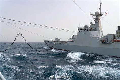 Imagens Navios Da Marinha Chinesa Em Faina De Reabastecimento Em Alto