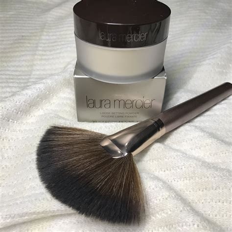 Explore laura's translucent loose setting powders that blend effortlessly to set makeup for 16 hours without adding weight or texture. Laura Mercier Translucent Powder #lauramercier