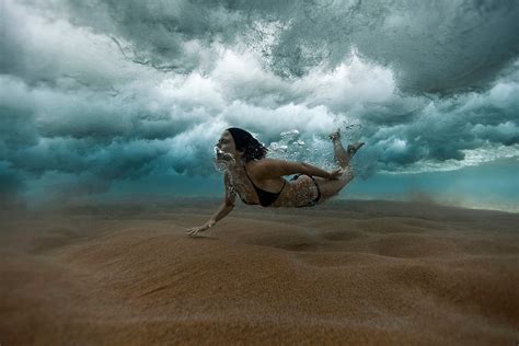 Fond d écran femmes mer eau le sable brunette sous marin bulles bikini la natation