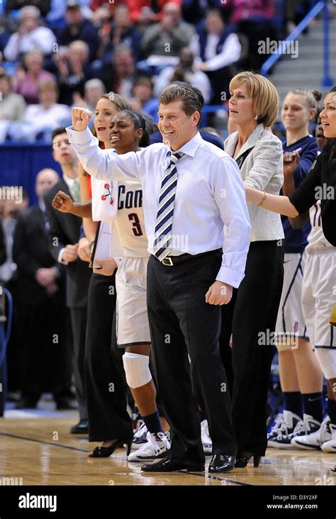 Geno Auriemma Coaching Hi Res Stock Photography And Images Alamy
