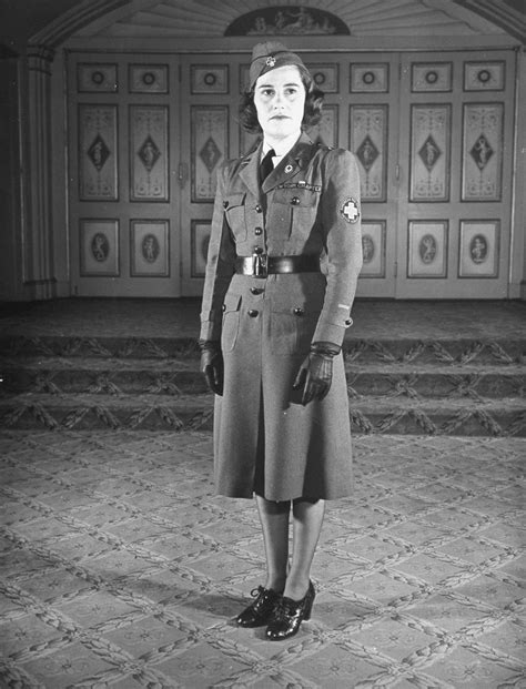 15 Vintage Studio Photos Show Strange And Stylish Womens War Fashion