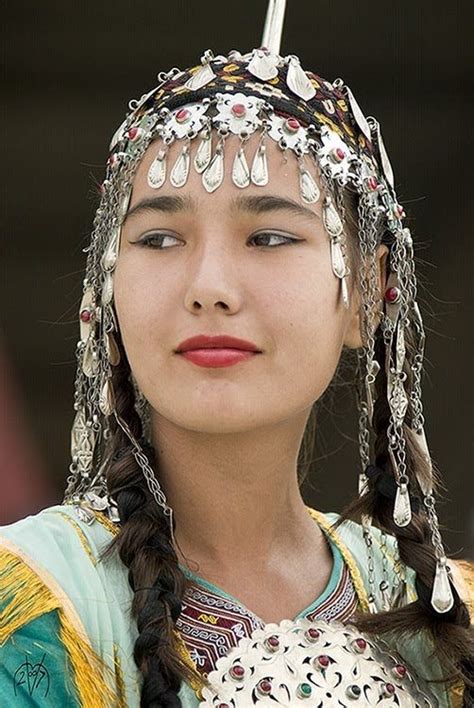 Qara Qara Qaghlar Altyazılı Uygur Şarkısı Costumes around the world