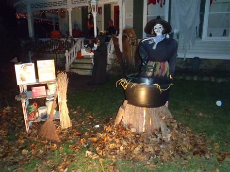 Spooky Outdoor Decorations For The Halloween Night