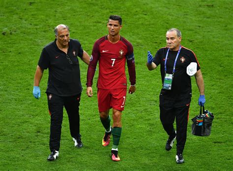 In den sozialen medien ist nicht nur der weinende und verletzte superstar cristiano ronaldo mit einer motte im gesicht zu sehen. Cristiano Ronaldo - Cristiano Ronaldo Photos - Portugal v ...
