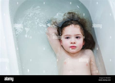 Une Petite Fille Dans La Salle De Bains Portrait De Nursery Dans Un Bain Photo Stock Alamy