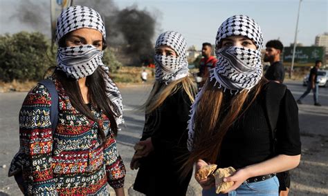 The Palestinian Keffiyeh All You Need To Know About Its Origins Middle East Eye