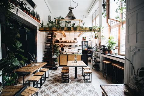 Es Grünt „the Greens“ Ein Café Im Berliner Großstadtdschungel Setzt
