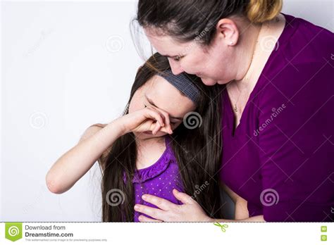 madre que conforta a su hija foto de archivo imagen de emocional lazo 76190288