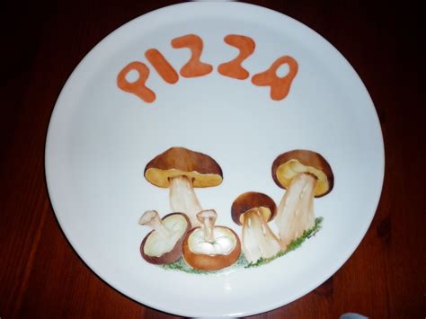 Mushroom Pizza Plate By Angela Davies Porcellana Dipinta