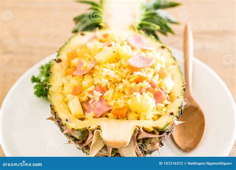 Gebratener Reis Der Ananas Mit Schinken Stockfoto Bild Von Reis