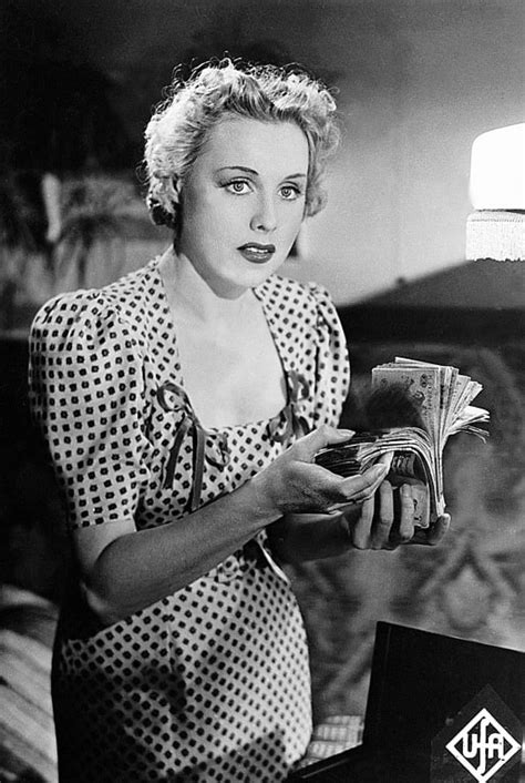 In 1919, she made her film debut in palimpsest. in 1933, she appeared in die tochter des regiments. Picture of Anny Ondra