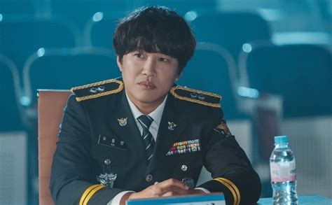 '경찰수업' 차태현이 정수정에게서 과거 전지현의 모습을 봤다고 했다. '경찰수업' 차태현, 물불 안 가리는 악바리 형사로 안방극장 컴백