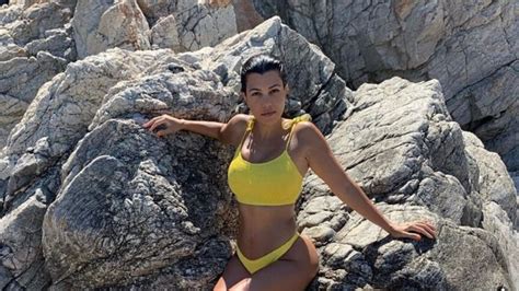 Wow Kourtney Kardashian enloqueció a todos con este diminuto bikini XOXO