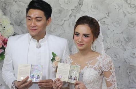 Program yang menyuguhkan berita atau informasi menarik dari dunia entertainment, di dalam dan luar negeri berdasar pada fakta dan informasi. 7 Kenangan Manis Ifan Seventeen dan Almarhumah Dylan ...