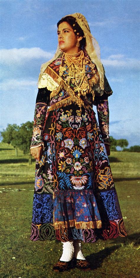 The fashion at the time in spain was more conservative and modest so the profusion of frills and the tight waistline of the 'traje de gitana' or 'gypsy dress' as it was known, was a welcome change. FolkCostume&Embroidery: Charro Costume of Salamanca ...