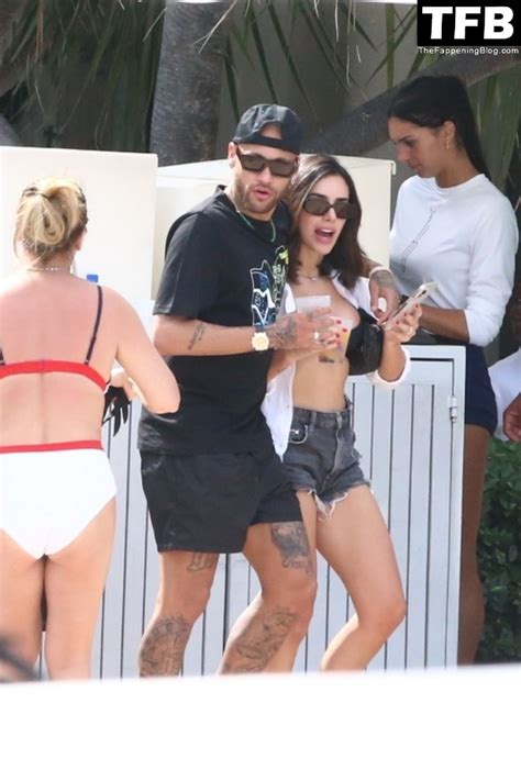 Bruna Marquezine And Neymar Jr Have A Moment At The Fontaneabluea Resort In Miami Beach 16