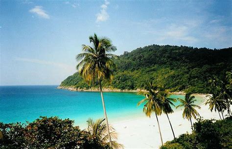 What is separating peninsular malaysia and east malaysia? 15 Incredible Photos of Islands and Beaches You Won't ...