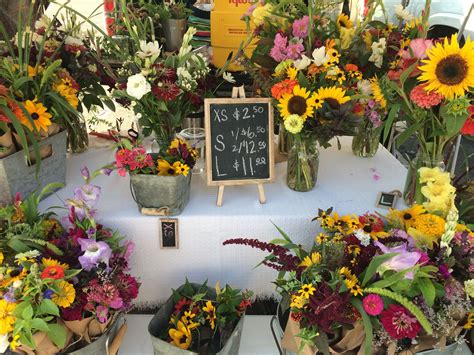 Zobacz więcej postów strony andersonville farmers market na facebooku. Farmers Market stand. Flowers. Bouquets. Missouri grown ...