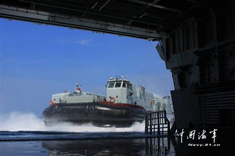 中해군 남중국해 훈련서 공기부양함 해상편대 최초 공개 2