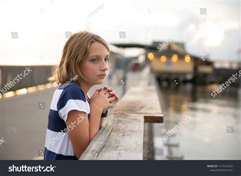 Child Tween Girl On Pier Looking Foto De Stock 1172572222 Shutterstock