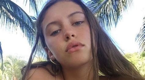 Jude Laws Daughter Iris Law Strips To Tiny Bikini For Sizzling Holiday Snap The State