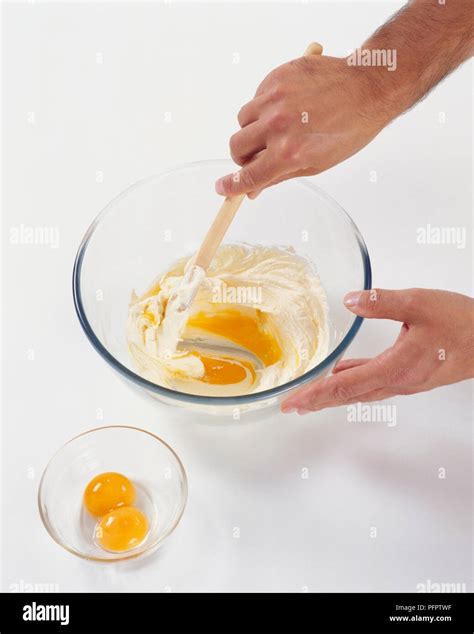 Mezclar Las Yemas De Huevo En La Mantequilla Y La Mezcla De Azúcar Con