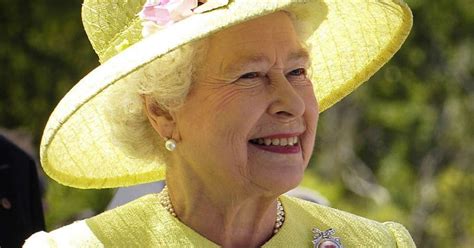Erzsébet királynőt orrbefogásra késztette a póniszar. II. Erzsébet királynő ennek a szokásának köszönheti kitűnő ...