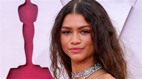 Zendaya Wore Super Long Hair To The 2021 Oscars Red Carpet Allure