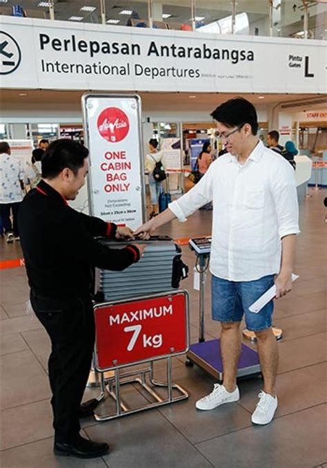 Contact airasia directly for more information. AirAsia：手提行李+背包不能超过7KG!超过将被罚款RM200!有搭AirAsia的注意了!