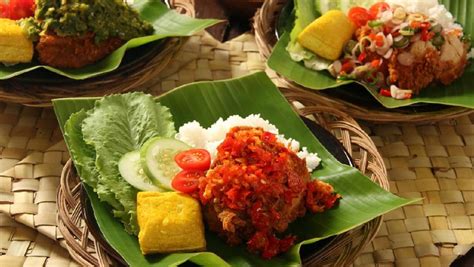 Ayam geprek merupakan sebuah hidangan pedas yang berasal dari indonesia. 3 Resep Ayam Geprek untuk Jualan, Lengkap Pakai Sambal ...