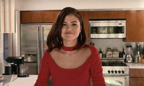 Watch Selena Gomezs 73 Questions For Vogue Is A Straight Up Snooze Fest