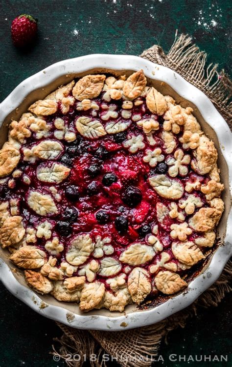 Mixed Berry Pie The Novice Housewife