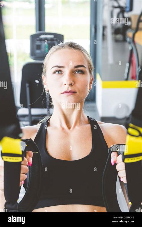 Entraînement Des Femmes Avec Des Sangles De Fitness Dans La Salle De Gym Belle Dame Exerçant