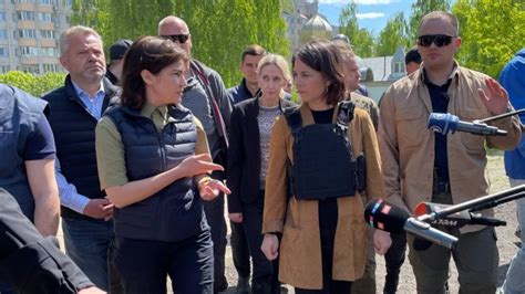 Міністр МЗС Німеччини Анналена Бербок відвідала Бучу 10 травня подробиці та фото Факти Ictv